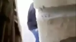 أمين شرطة زانق مرات البواب الوتكة تحت السلم و يقلعها و يفرشها و يجيبهم