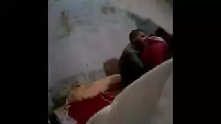 الوالدين غائبين، الأخت تبكي بينما يضربها بقوة
