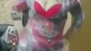 حركات رقصة الفتاة العربية المثيرة تؤدي لإدخال مزدوج