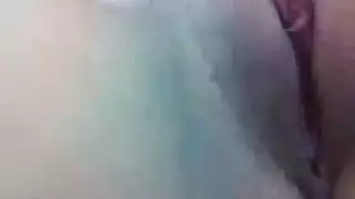 أفلام إباحية للهواة الحقيقية: فتاة جميلة تسجل نفسها وهي تلعب بفرجها المبلول