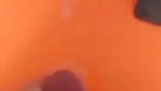 استمناء بقضيب كبير على عاهرة في مشهد شرجي مع مني على المؤخرة