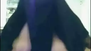 فتاة منتقبة مثارة تكشف عن أثدائها الضخمة للكاميرا