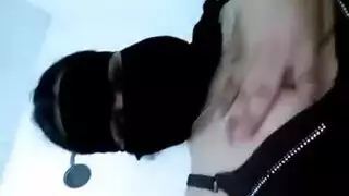 عرض ويب حار: مصرية منتقبة تبرز أثداء وحلمات كبيرة