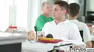 تمص زب ابن زوجها الوسيم من تحت الطاولة و تجبره على أن يخون والده معه