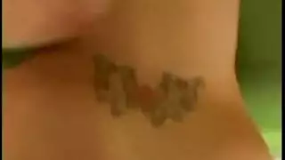 خصر عريض، مهبل ضيق: شقراء مذهلة في مشهد إباحي صريح