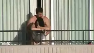 نيك سريع على البلكونة: هاردكور بوضعية كلب مع صفع الكس