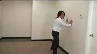 إثارة صريحة: فتاة ناضجة ترتدي ملابس داخلية مغرية تكشف ببطء فرجها المبلل على الكرسي