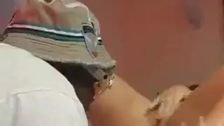 فحل أنيق يحصل على دفقة منوية ضخمة على وجهه