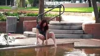 يضحك المتعري بيانو
