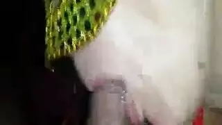 مراهقة معصوبة العينين بشعر تخدم عشيقها بالثدي والكس