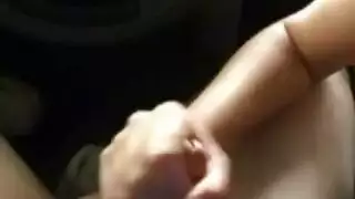 مراهقة صغيرة الحجم تُدك بقضيب أسود في المقعد الخلفي