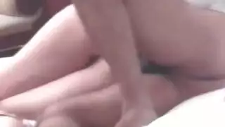 ربة منزل تشعر بالملل تمص القضيب بمهارة المحترفين