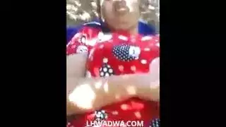 جماع بدون واقي في الحظيرة: نجمة إباحية من أكادير تأخذه كله