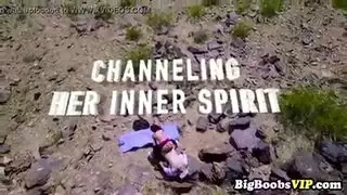 شرج قاسي مع زوجة ممتلئة على جانب التل