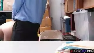 حارس الأمن ينيك لصّة مراهقة بقوة على مكتبه