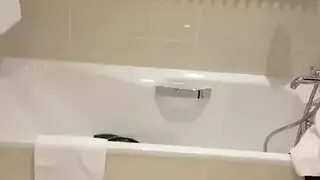 سكس هايج على السرير ومرات عمه نايمه على السرير