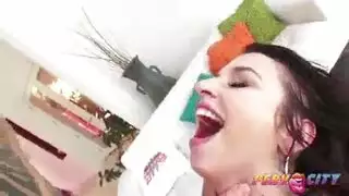 تناوب على برونيتية ممتلئة تتوق للشرج