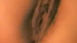 عاهرة ساخنة بفستان فضفاض وكعب أسود تمارس الجنس مع لعبة