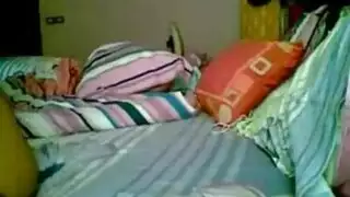 عاهرة أردنية مثيرة ترتدي ملابس داخلية لجلسة نيك جامحة