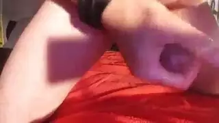 الشقراء تأخذ قضيبين: واحد في فمها والآخر يمدد مؤخرتها