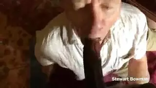 هذه الشقراوات ثملن واخترن حفلة جنس صريحة في النادي