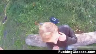 تبول خفي في مول تحت ضوء النهار