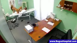 هزاز لعبة الشقراء عالق في فتحتها