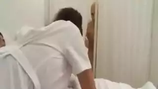 سلوك بجانب السرير: طبيب يشاهد ممرضة تُنكح