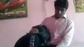 جنس سري: رجل باكستاني يتلقى مصة سريعة من زوجة أخيه