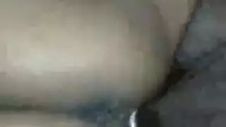 عاهرة سمراء كبيرة الثدي لا تمل من اللعب بالقضيب والثدي