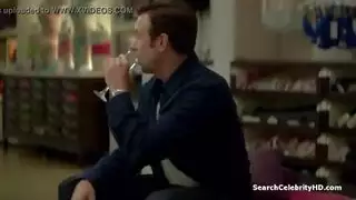 جلسة إباحية في الصالة: ذكر مثار يمارس الجنس مع كس السمراء الجاهز