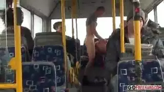 جنس فموي جماعي في رحلة الحافلة: تخدم الركاب في المركبة بأكملها