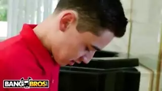 الابن الشاب يسيطر على زوجة الأب الهيوجة في جنس حمام عنيف