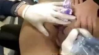 سكس قوي ومثير شاب بيدخل زبر صناعي في طيز شرموطة