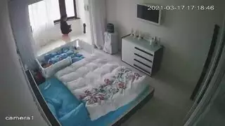 تخلع كل ملابسها أمام الكاميرا المخبأة في غرفة المعيشة