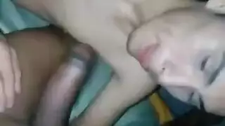 الفتاة الشقراء تمارس الجنس بقوة مع قضيب أسود كبير في غرفة النوم