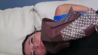 إباحية شرجية سادية: دخول خلفي عدواني على صغيرة شهية