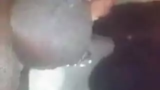 فتاة ملونة بوشوم وحلمات مثقوبة تُضرب بقوة بآلة الجنس
