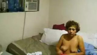 زوجة وحيدة تأخذ قضيبًا سمينًا بعمق بينما زوجها مشغول