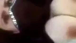 عربية ترتدي النقاب تتعرض لضربات قوية من عامل