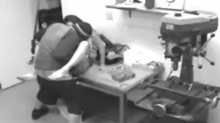 بورن ورشة سيارات: ميكانيكي يعطي زبونة تغيير زيت عميق