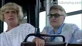 شقراء تمص قضيبًا في حافلة مزدحمة الركاب يشاهدون