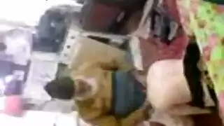 رجل أشيب اللحية ينفذ وضعية الكلب الصعبة على زوجة شابة