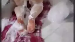 واجب الدييث: مداعبة يدوية في الحمام وتنظيف شرجي خيالي