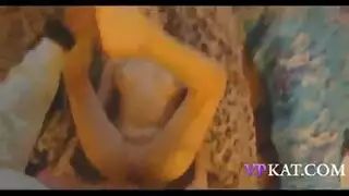 مشهد خيانة مثير: بنطال أحمر وخيانة بين فتاتين