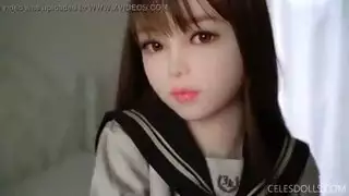 الدمية اليابانية ليزا تنتشر لعملية جنس جماعي على الأرض