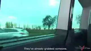 شقراء ترتدي كمامة وتقوم بعملية مص عميق لقضيب ضخم في السيارة