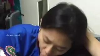 زوجان كوريان شباب في مشهد غرفة نوم صريح