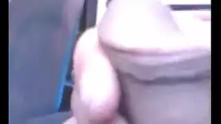 جلسة استمناء في المواصلات العامة: غرباء يشاهدون قضيباً عملاقاً ينفجر