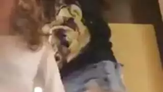 هي نائمة، وهو منتصب: زوجة الأب تحصل على قضيب منتصف الليل